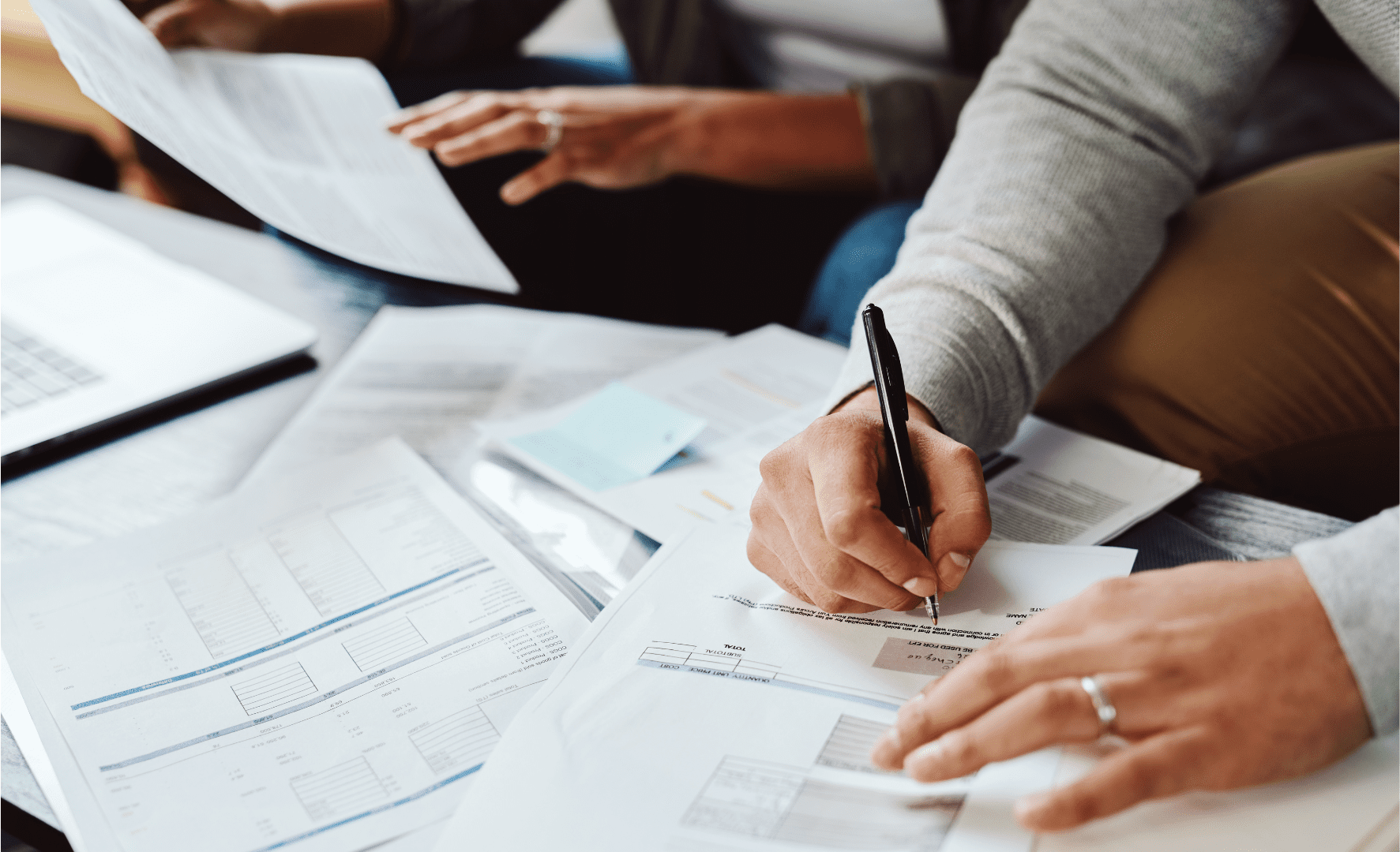 wouth-sports-club-financial-management Couple receiving financial consulting